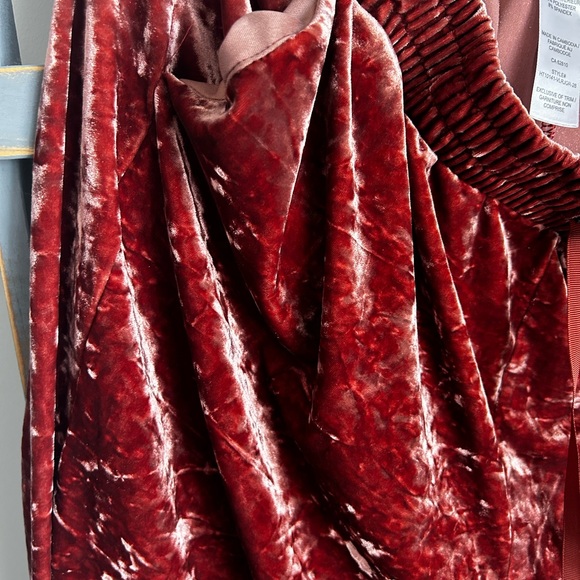 Used crushed velvet jogger. - Picture 2 of 3